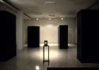 Blaubart Räume Gedock-Galerie Stuttgart, 4 Black Boxes, Observator mit Rasierklinge